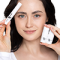 女孩用右手拿着眉毛胶水，用左手拿着步骤 1 和 2
