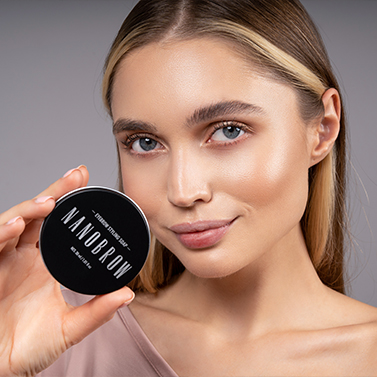 一位蓝眼睛的女士将造型肥皂放在脸前